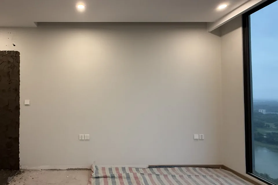 Không gian hoàn thiện phần thô với cửa kính lớn và bề mặt sáng